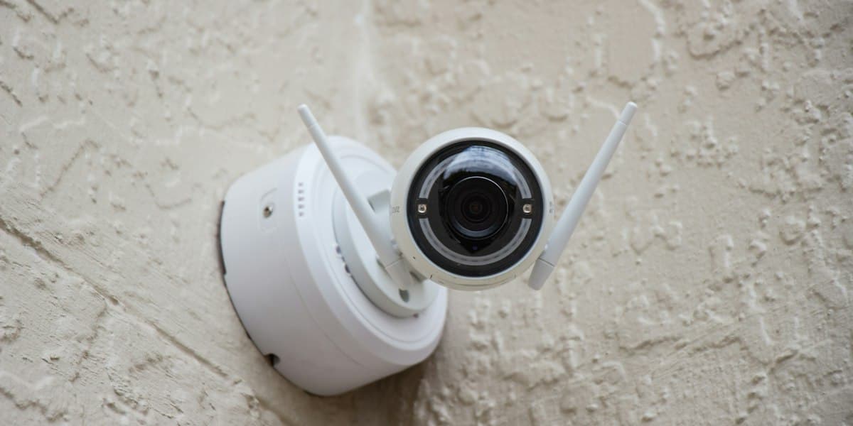 매장 천장에 설치된 보안 CCTV 카메라